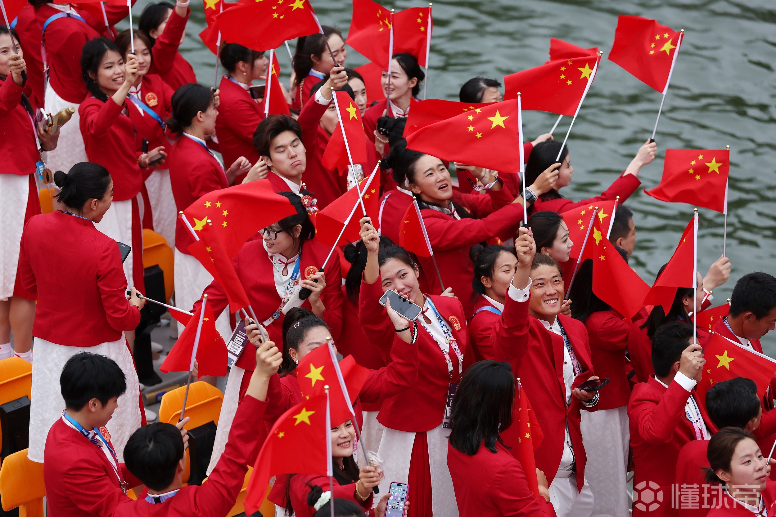 国际体育赛场上，中国代表团威风赛场