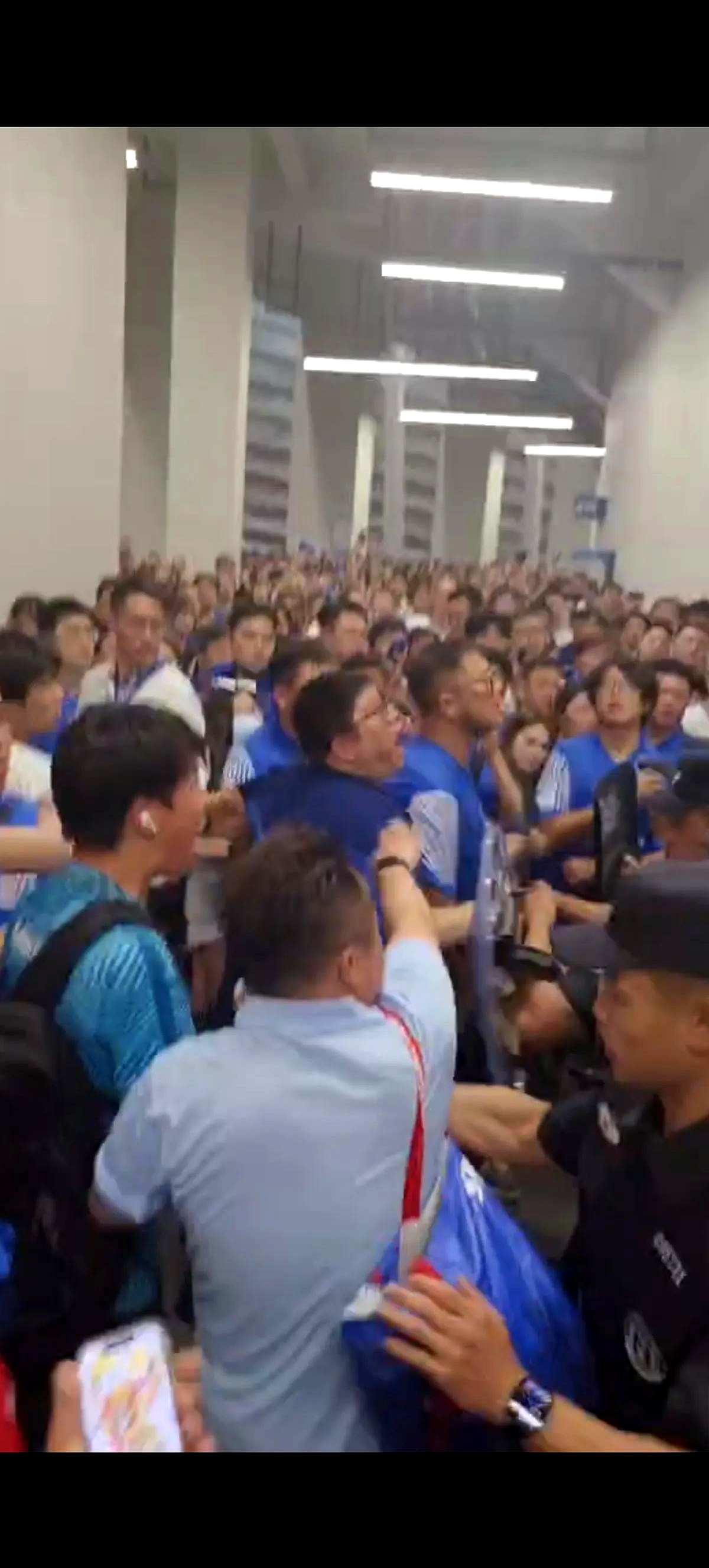 紧张氛围笼罩全场，球迷热情高涨
