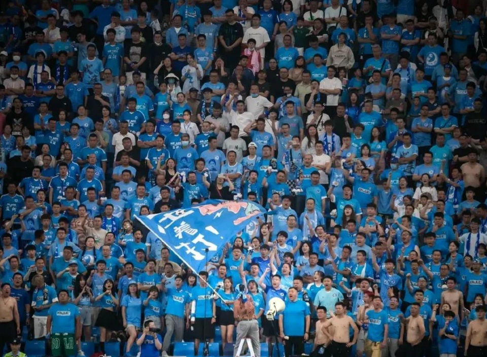 球队面临主场压力，球迷加油助威成为士气动力