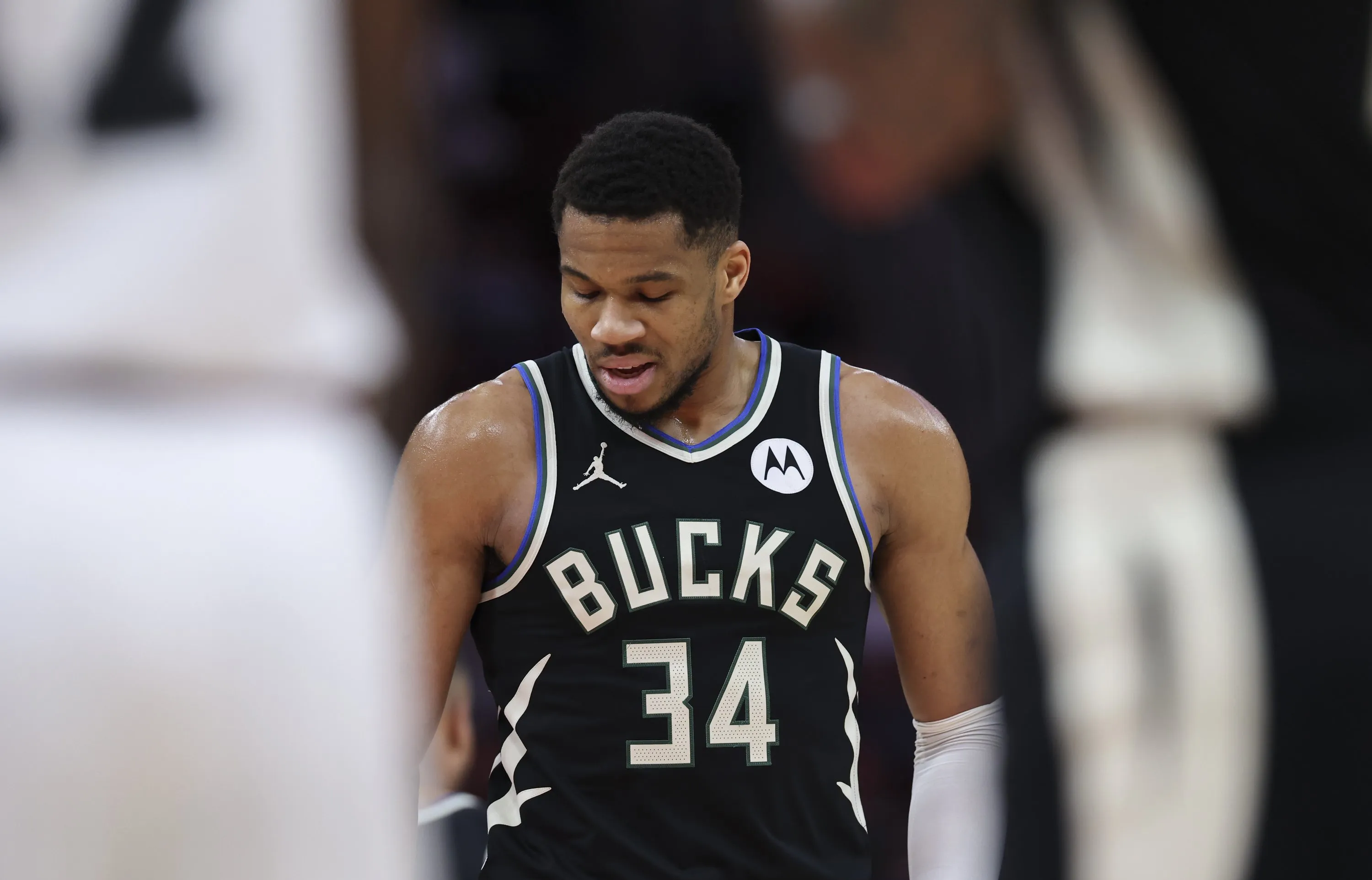 雄鹿实力碾压，击败黄蜂卫冕西部第一