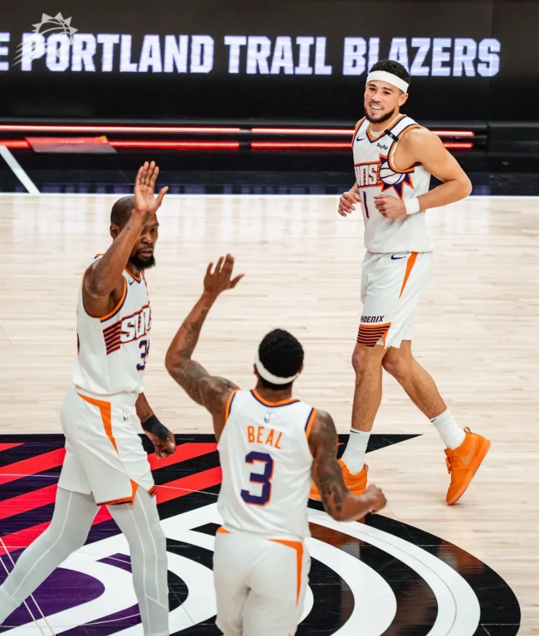 包含太阳后卫布克遭遇伤病，将缺席数场比赛的词条