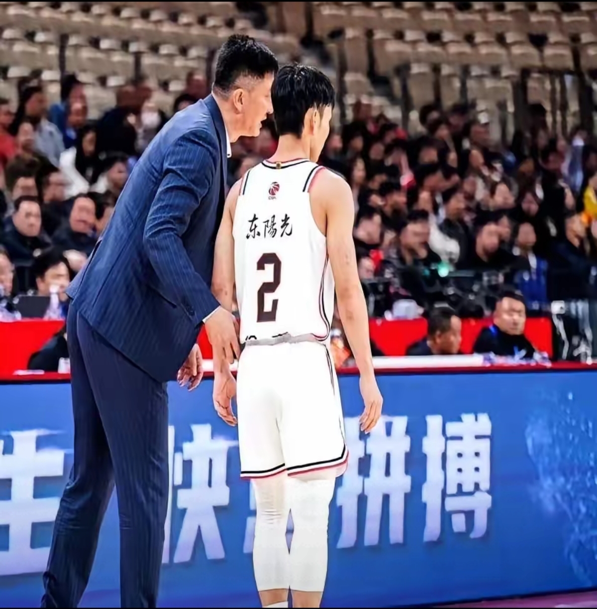 广东队在客场战胜对手，夺冠追梦