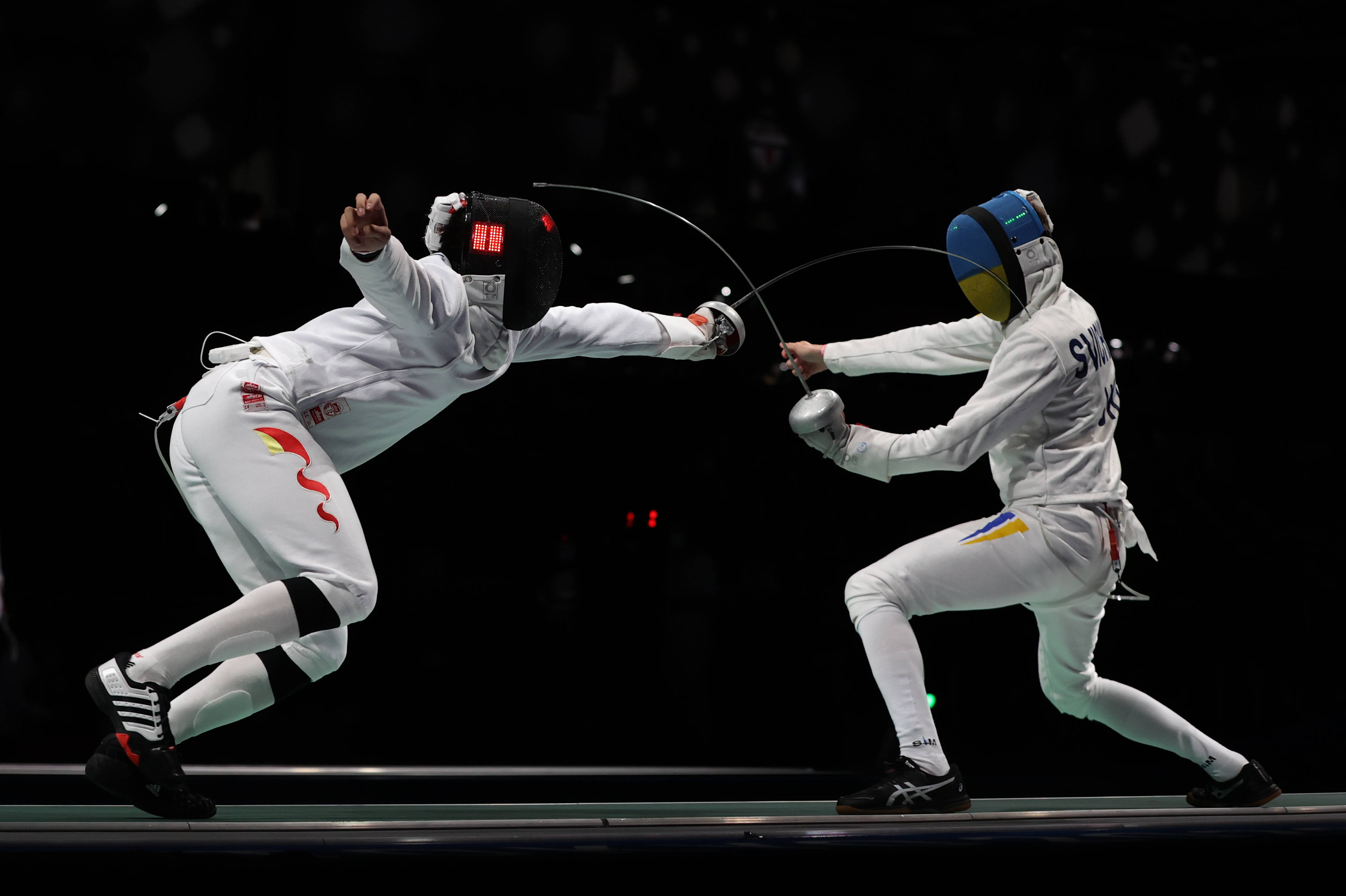 柬埔寨击剑选手顶天立地，获得冠军