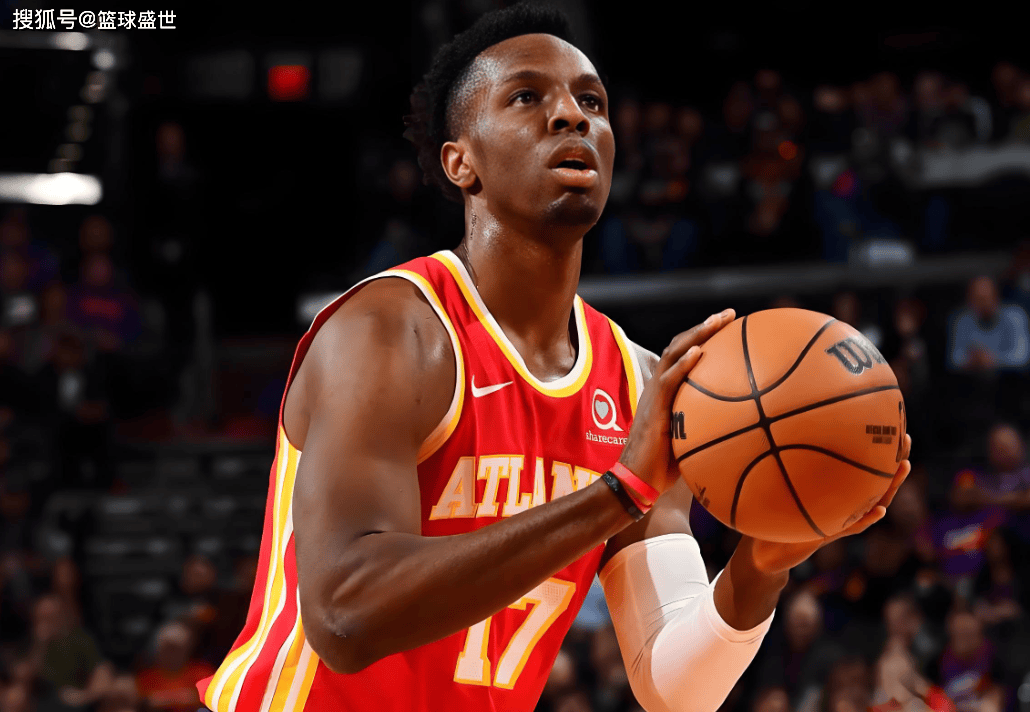 亚特兰大老鹰队球员奋战赛场，为球队争取胜利