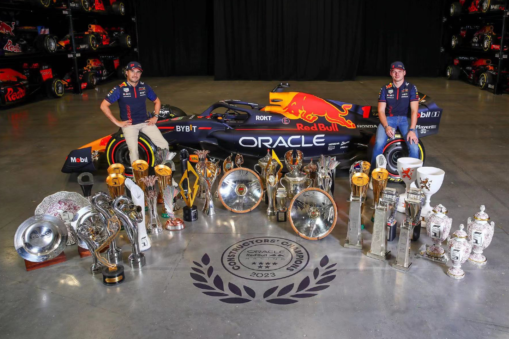 包含梅赛德斯险胜红牛车队，佩雷兹点燃赛场的词条