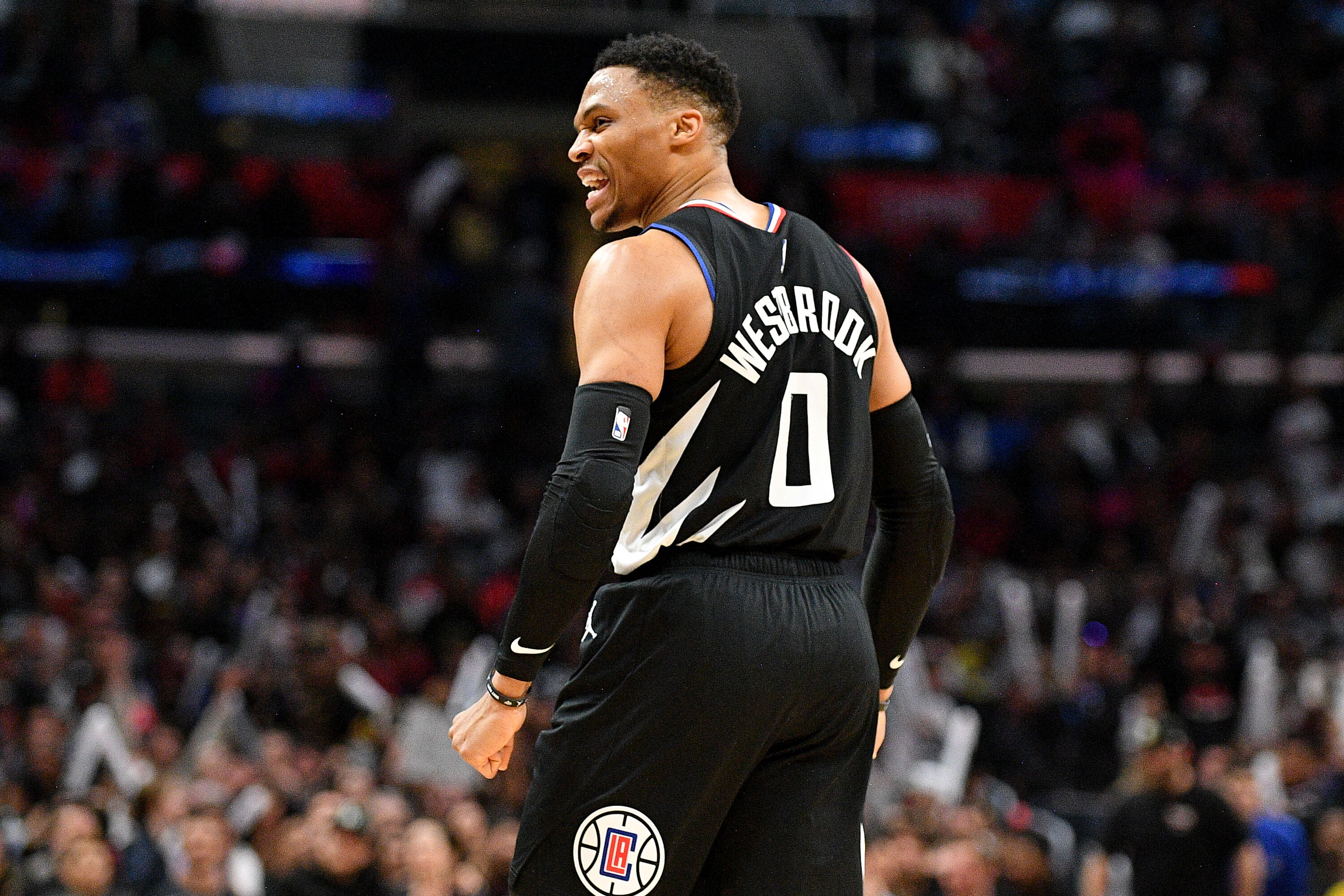 鹈鹕险胜魔术，字母哥状态火热